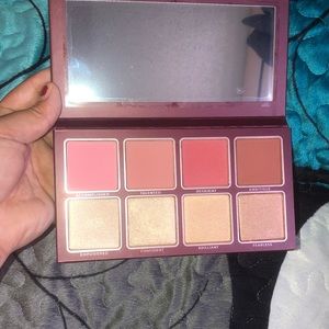 Face pallete that includes blush and highlight for a beautiful makeup look.